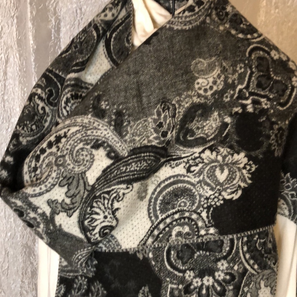 V. FRAAS Cashmink scarf